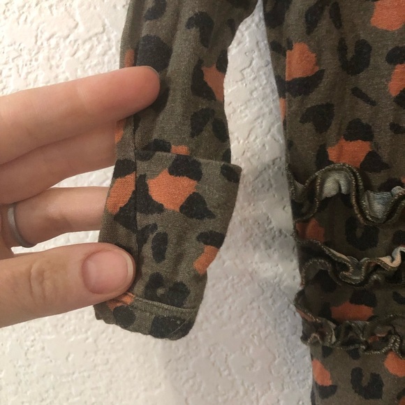 Posh Peanut Babys Eli Cheetah Print Footie with Ruffles in Green - Size Newborn - Picture 2 of 6